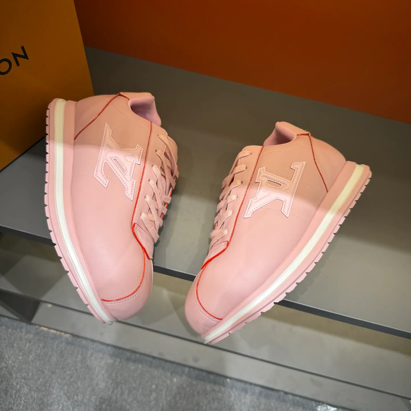 P540 Size 38-45 LV 🫏The colorful interpretation of BUTTERSOFT sneakers combines sheepskin, The colorful interpretation of LV BUTTERSOFT sneakers combines sheepskin and calfskin, bringing a super soft feel. Designed by Pharrell Williams, this '60s-inspired shoe features a padded upper that's been crafted by Louis Vuitton craftsmen to further enhance the comfort of the leather. In addition to the LV initials, it features multiple signatures, including natural leather trim and an embossed pattern of Pharrell Williams and lobster on the side, referencing the Fall/Winter 2025 men’s show. A must-have artifact for fashionistas✅